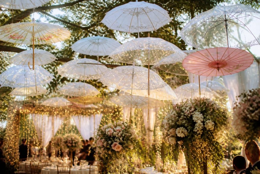 découvrez des idées inspirantes de parapluies décoratifs pour mariage, alliant élégance et originalité pour un jour inoubliable.