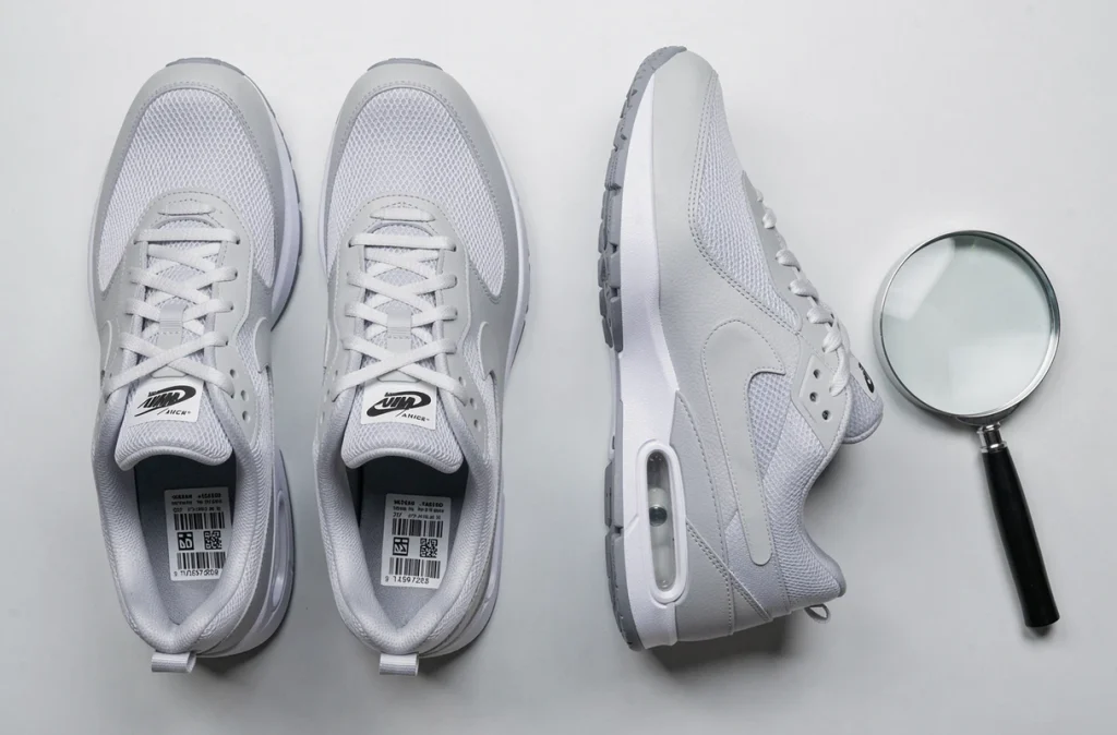 Comparaison côte à côte de la semelle de deux Nike avec étiquette code UPC pour identifier une fausse paire