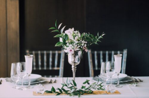 Dresser une table avec des verres en cristal de Baccarat