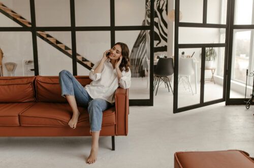 Le jean brut A.P.C., devenu un incontournable de la garde-robe moderne