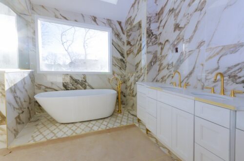Salle de bains de luxe en marbre : idées de salles de bains de créateurs